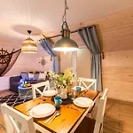 Dworek Marino Kolobrzeg Apartamento Grzybowo (West Pomeranian)